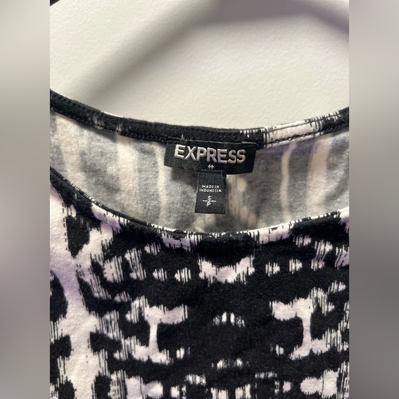Express black & white crop top size small - Picture 3 of 3